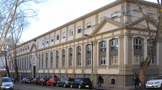 Fachada del edificio central de la Facultad de Psicología