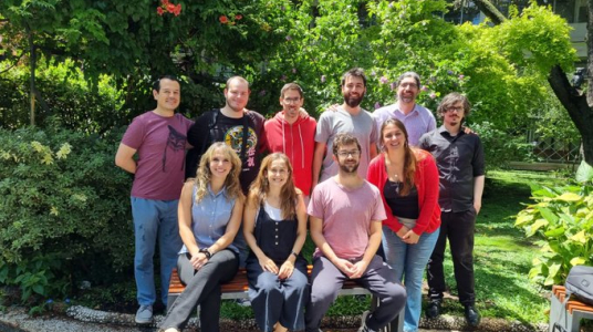 Victoria Gradin junto a integrantes del equipo de investigación en Neurociencia Cognitiva y Salud Mental