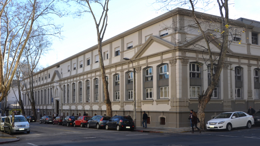 Fachada del edificio central de la Facultad de Psicología