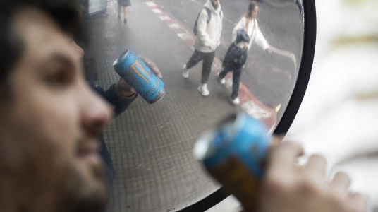 "Radiografía del consumo de bebidas energizantes: quiénes, para qué, cuándo y a pesar de qué riesgos las toman"