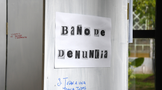 Instalación “Tendedero: violencia y universidad” en el hall de ingreso de la Facultad de Psicología