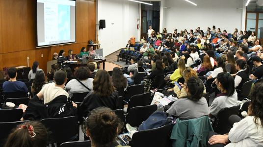Fotografía de la Conferencia Violencia vicaria y femicida: fracturas en la filiación e impactos en las infancias