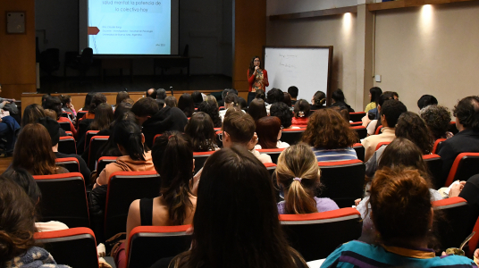 La potencia de lo colectivo: la docente argentina Claudia Bang visitó la Facultad de Psicología