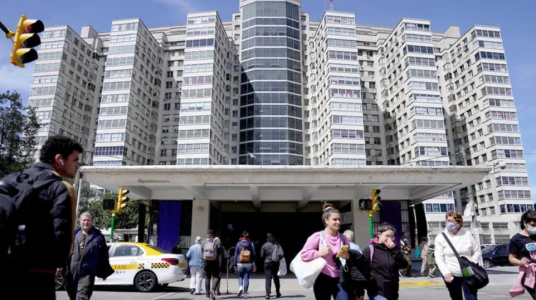 Entrada del Hospital de Clínicas por avenida Italia. Foto: Javier Calvelo, adhocFOTOS