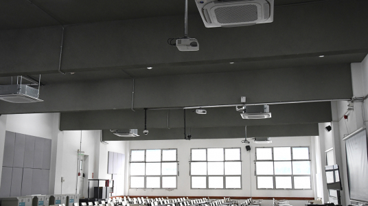 Mejorando las condiciones de estudio y trabajo: instalación de equipos de aire acondicionado en los salones A y B