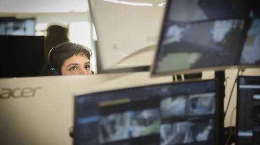 "Trabajar con la voz, desgastarse en silencio: salud mental, estrés y alta presión en el sector de call center"