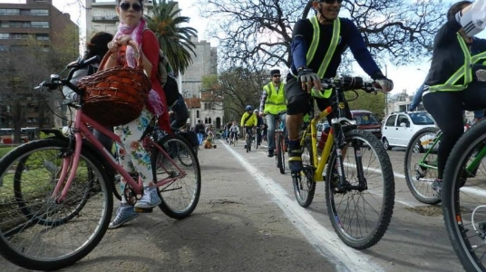 Fotografía de ciclistas por la ciudad