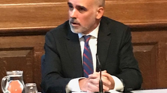 Fotografía del Dr. Álvaro Mailhos Gutierrez durante la defensa de tesis