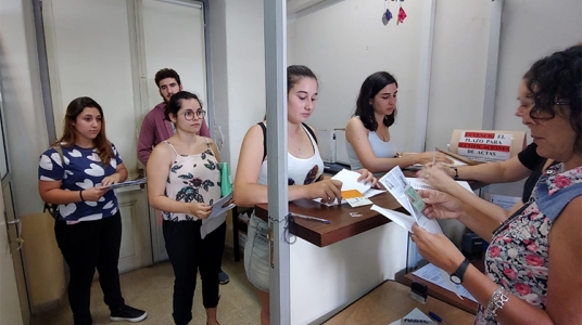 Fotografía durante las inscripciones a la Licenciatura