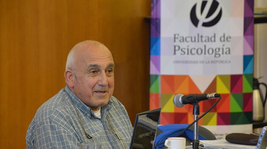 Fotografía en la que se ve al Rector de la Universidad,  Roberto Markarian