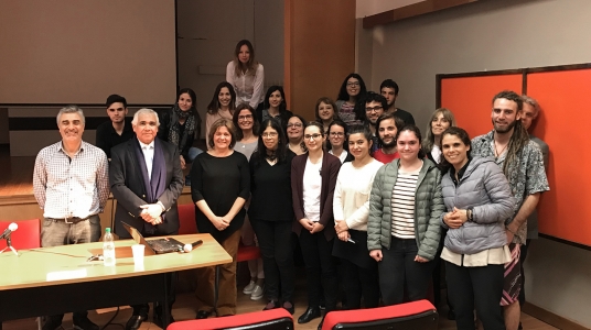 Fotografía de los presentes junto con el Dr. Hiram V. Arroyo