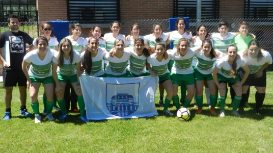 Fotografía con las integrantes del equipo de La Psique y su DT