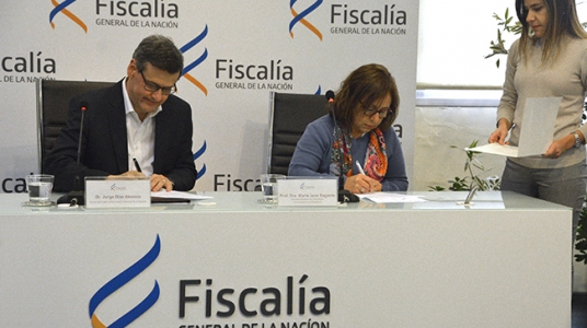 Fotografía tomada durante la firma del acuerdo
