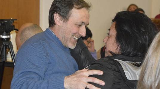 Mag. Enrico Irrazábal recibiendo las felicitaciones luego de ser electo decano para el período 2019-2023