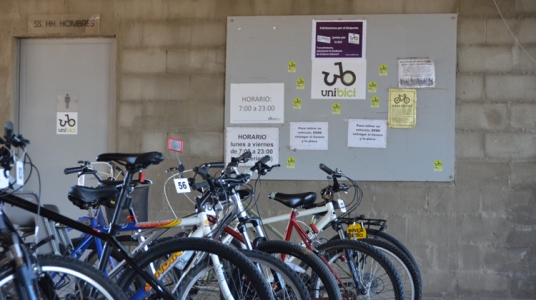 Fotografía de bicicletas "estacionadas" en el bicicletario de la Facultad de Ingeniería