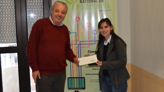 Fotografía de la ganadora del sorteo y del Decano Luis Leopold