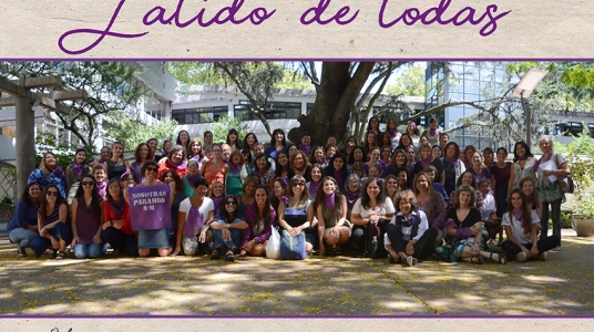 Fotografía de mujeres, estudiantes, egresadas, funcionarias y docentes de la Facultad de Psicología