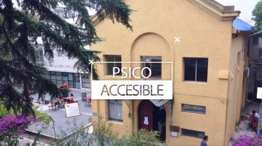 Fotografía de la Biblioteca con la inscripción "PsicoACCESIBLE"