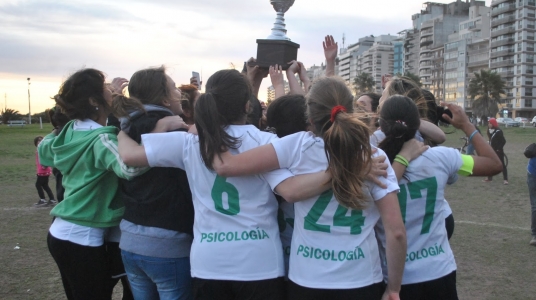 Fotografía del equipo festejando