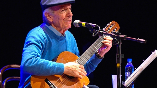 Fotografía de Daniel Viglietti durante un show / fuente: http://www.proceso.com.mx/434721/daniel-viglietti-mismo-ayer-hoy