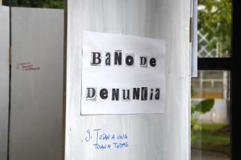 Instalación “Tendedero: violencia y universidad” en el hall de ingreso de la Facultad de Psicología
