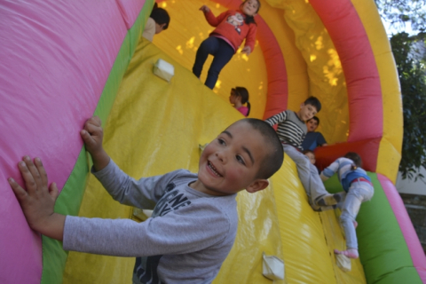 Fotografía en la que se ven niños jugando sobre un inflable