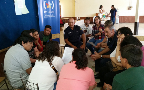 Grupo trabajando en ronda, durante el taller // Fotografía: Prof. Asist. Mag. Susana Quagliatta