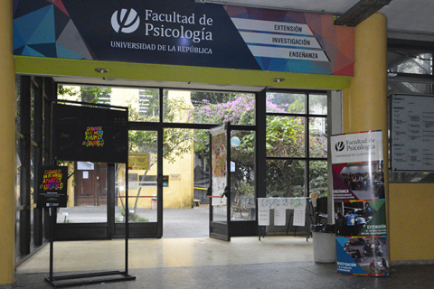 Fotografía de la entrada de Facultad con totem de la Campaña