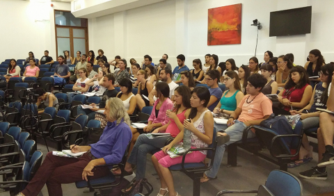 Fotografía de los y las asistentes en el Aula Magna 