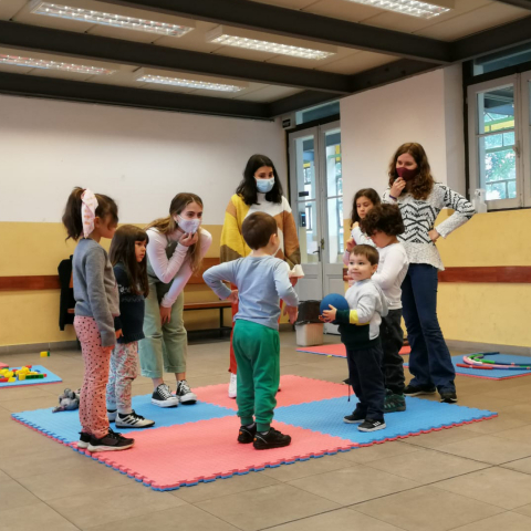 Fotografía de niños y niñas participando del Espacio de Cuidado y Recreación