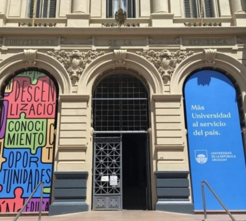 fachada del edificio central de la Universidad de la República