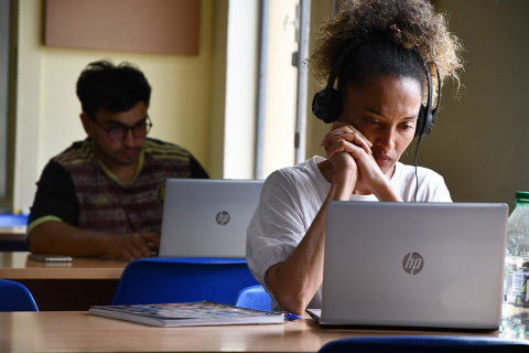 Facultad de Psicología adquirió notebooks y tablets para entregar a docentes y equipar su biblioteca