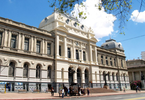 Fotografía de la fachada del edificio de la Facltad de Derecho, sobre la Av. 18 de Julio