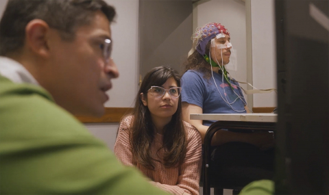 Audiovisual de la ANII sobre Investigación en Psicología Experimental sobre Procesamiento del Habla en Humanos: "Proyecto de codificación predictiva en el efecto de fiesta de cóctel"