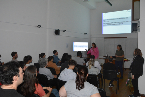 Capacitación en resucitación cardíaca básica en la Facultad de Psicología
