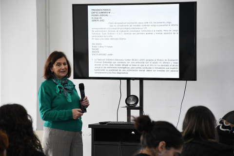 Silvia Pugliese abordó el abuso sexual infantil y suicidio adolescente en su visita a la Facultad de Psicología