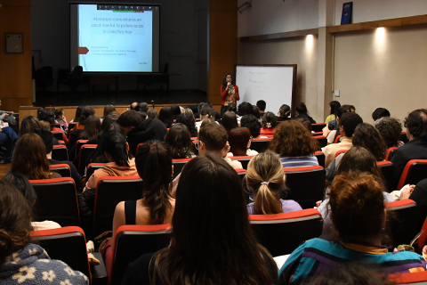 La potencia de lo colectivo: la docente argentina Claudia Bang visitó la Facultad de Psicología