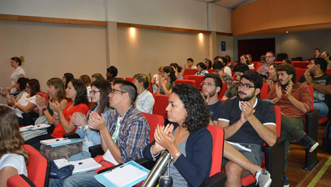 Fotogafía del Salón de Actos con los estudiantes de la Escuela aplaudiendo al cierre de la actividad