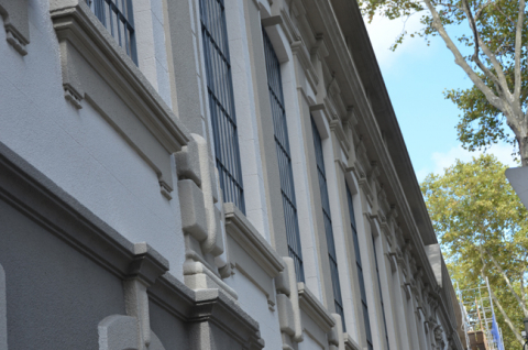 Fotografía de la fachada del edificio central de la Facultad de Psicología