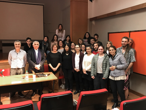 Fotografía de los presentes junto con el Dr. Hiram V. Arroyo