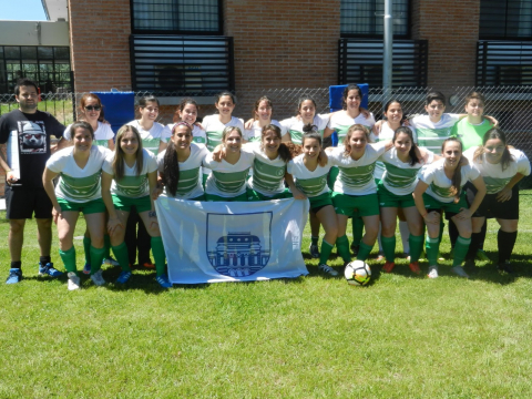 Fotografía con las integrantes del equipo de La Psique y su DT