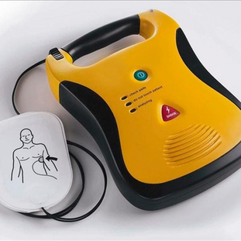 fotografía de un desfibrilador