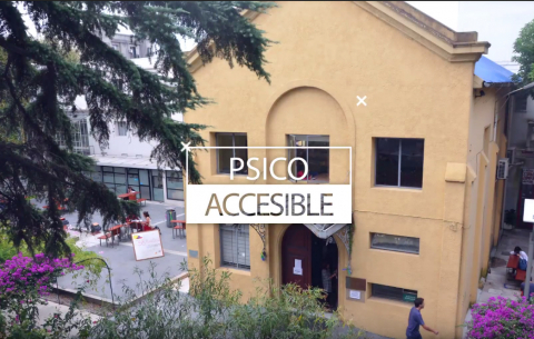 Fotografía de la Biblioteca con la inscripción "PsicoACCESIBLE"