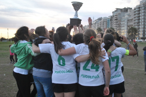 Fotografía del equipo festejando