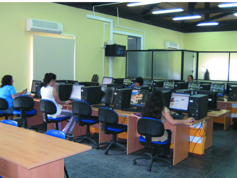 Fotografía de la sala de navegación de la Facultad