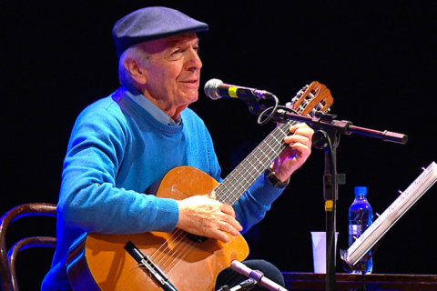 Fotografía de Daniel Viglietti durante un show / fuente: http://www.proceso.com.mx/434721/daniel-viglietti-mismo-ayer-hoy
