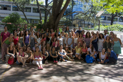 Fotografía con los y las estudiantes de ambas escuelas en el patio de la Facultad